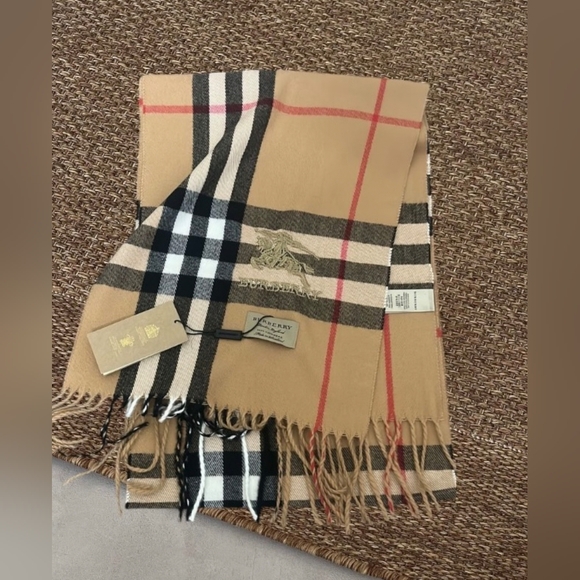 Burberry scarf - Picture 1 of 3
